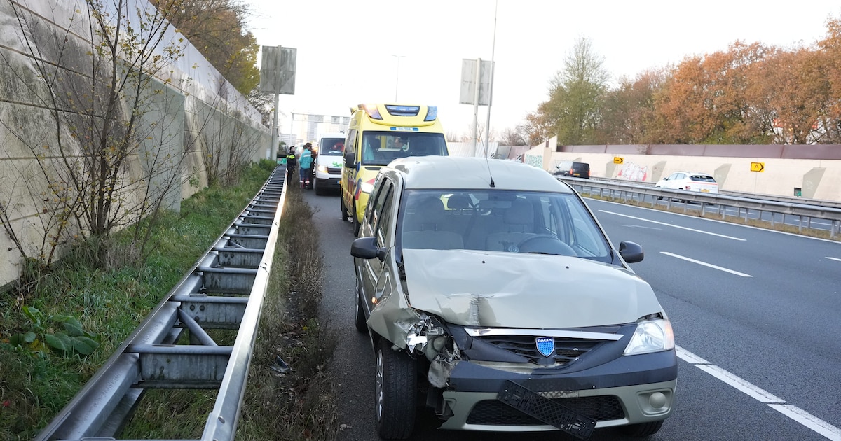 Botsing tussen auto en aanhangwagen veroorzaakt file op A28 bij Zwolle