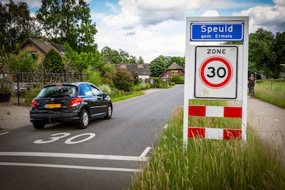 ‘Je zit meteen recht overeind in bed’: buurtschap Speuld is hardrijders zat en vraagt om flexflitser
