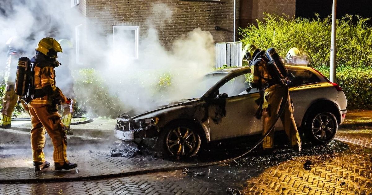 Auto volledig verwoest door brand in Glanerbrug