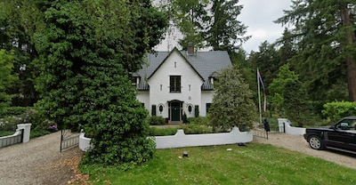 Een sauna, zes slaapkamers en een eigen stukje bos: check deze Apeldoornse villa