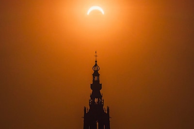 Mika (23) fotografeerde de zonsverduistering boven de Onze Lieve Vrouwetoren in Amersfoort