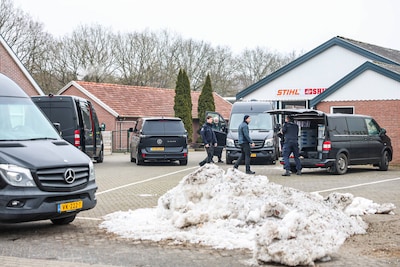 Als agenten hier een anijslucht ruiken, weten ze genoeg. Dan springt een man door het raam