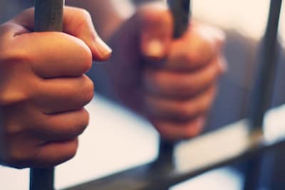 Man uit Almelo die drugs dealde vanuit zijn huis denkt recht te hebben op schadevergoeding