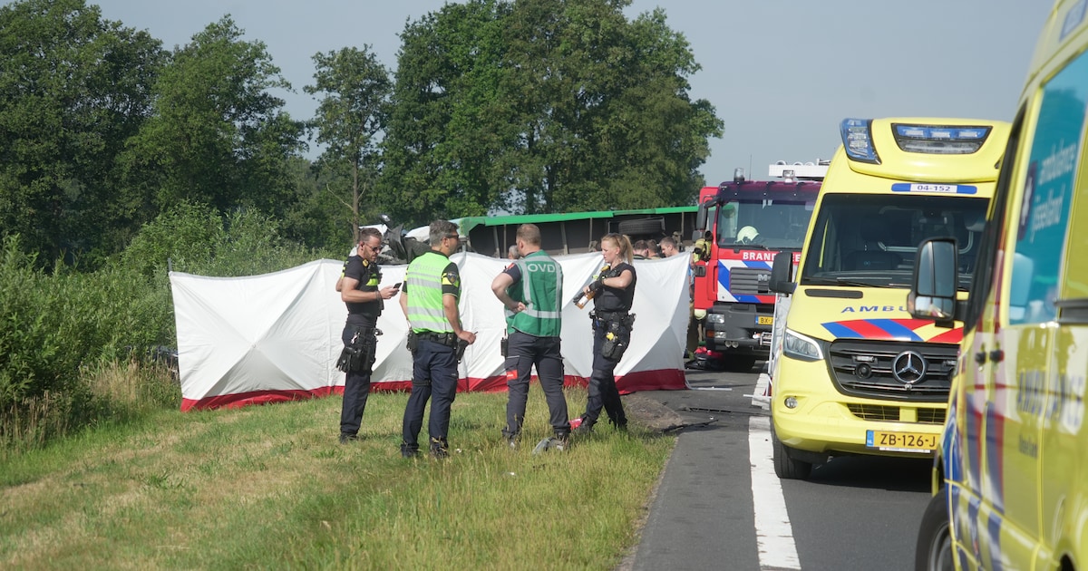 Vrouw komt om door frontale botsing op N36 bij Ommen, weg volledig dicht