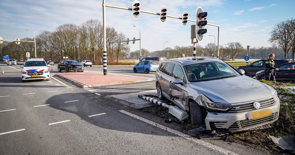 Veel schade en gewonde bij botsing op de Rondweg bij Emmen