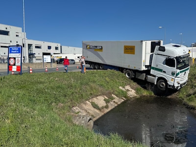 Vrachtwagen raakt van de weg in Holten en hangt boven sloot