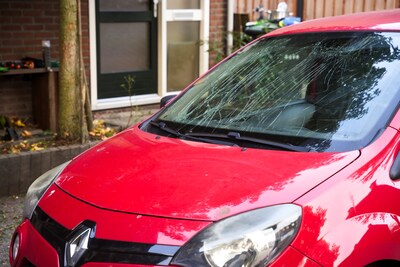 Autoruit raakt beschadigd bij een mogelijke explosie in Bunschoten