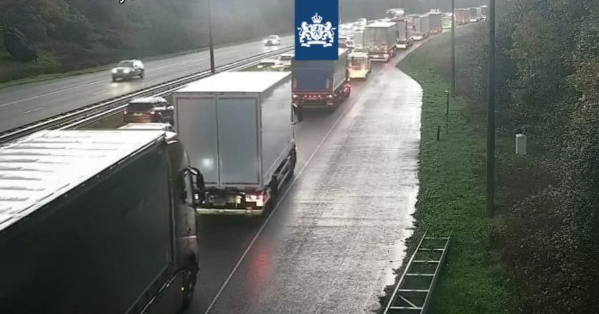 Pech en ongeluk zorgen voor chaotische ochtendspits op A50 bij Apeldoorn.
