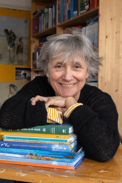 Bekende illustrator Charlotte Dematons geeft tekenles in Anton Pieck Museum