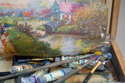 Buiten schilderen in Hattem tijdens project Voerman in Stadsmuseum Hattem