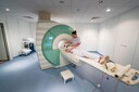 Tjitske Postma (rechts) en Tineke Terpstra demonstreren de MRI-scan in het Dokter Jansencentrum in Emmeloord.