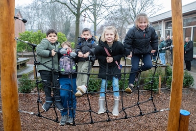 Leerlingen halen 8000 euro op voor nieuw schoolplein: ‘Meer ruimte om te rennen’