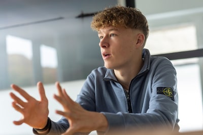 Pim (18) heeft een spierziekte, toch wil hij blijven voetballen: ‘Hij hoort er gewoon bij’
