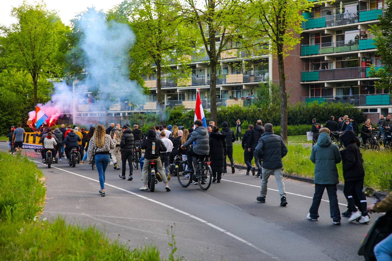 er-is-vanavond-opnieuw-een-protest-tegen-de-komst-van-asielzoekers-in-apeldoorn