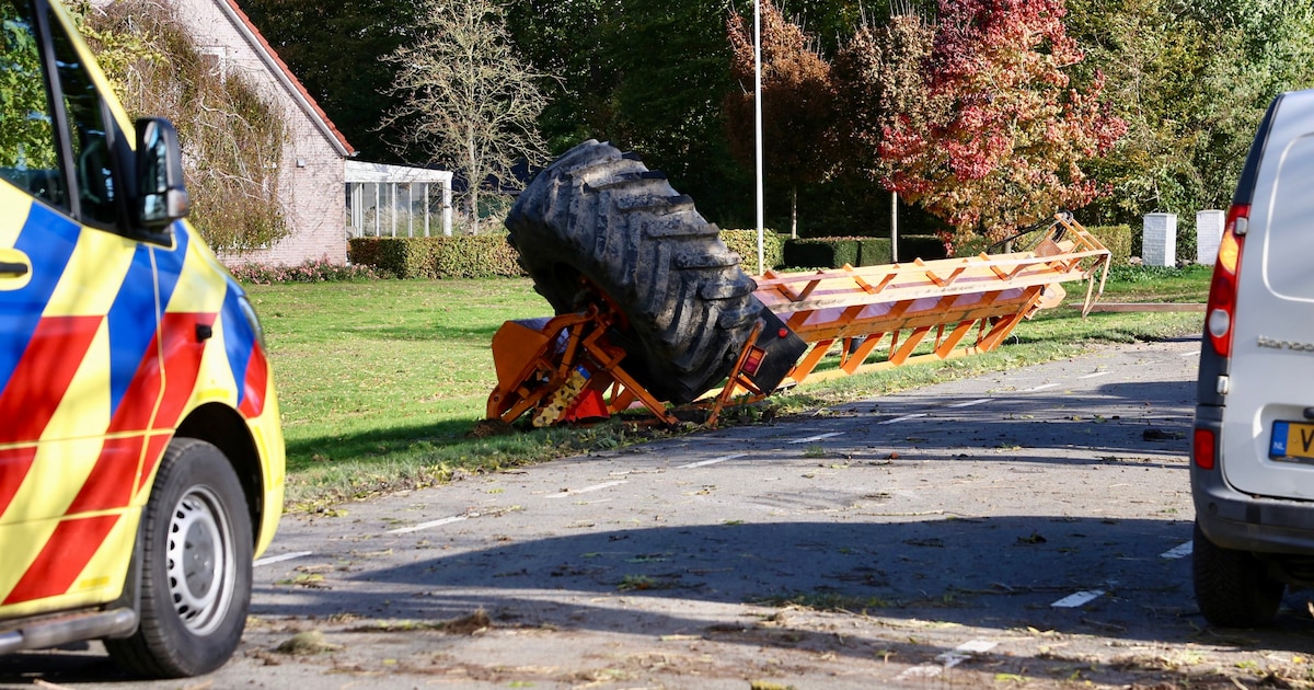 Wortelkar kantelt in Marknesse: bestuurder van trekker gewond