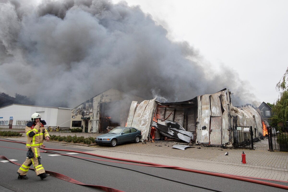 Ravage aan de Vordense Handelsweg, na de grote brand van dinsdag. Uiterst links meubelfabriek Lenselink, die wonderwel ongeschonden bleef.