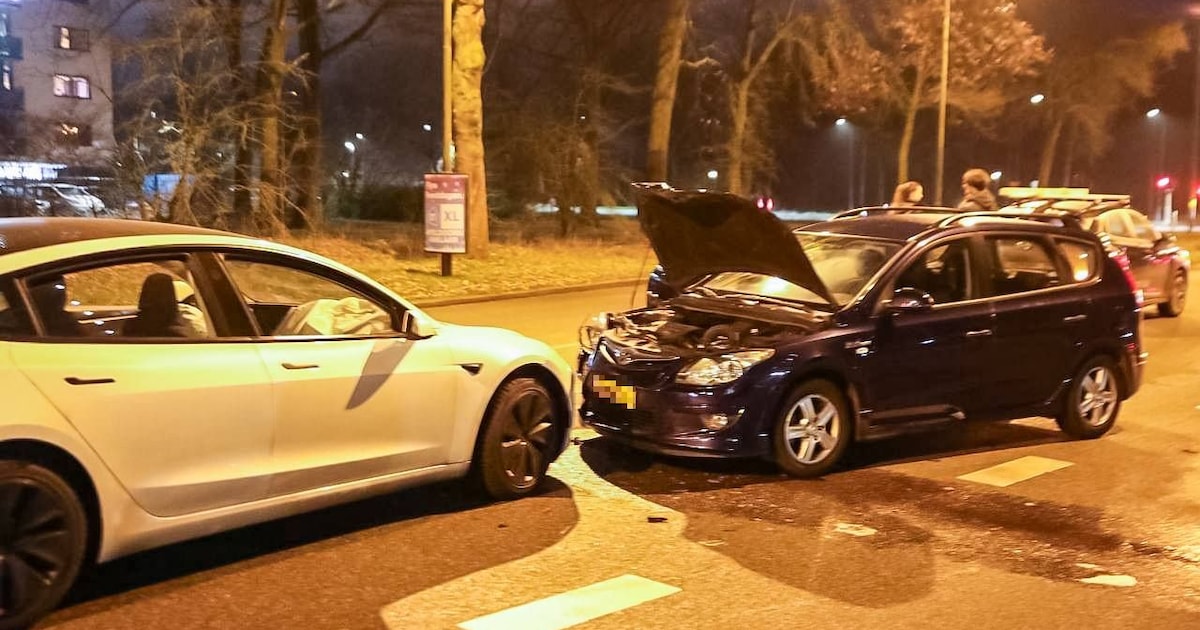 Auto’s botsen hard in Apeldoorn, bestuurder gewond en drukke weg afgesloten