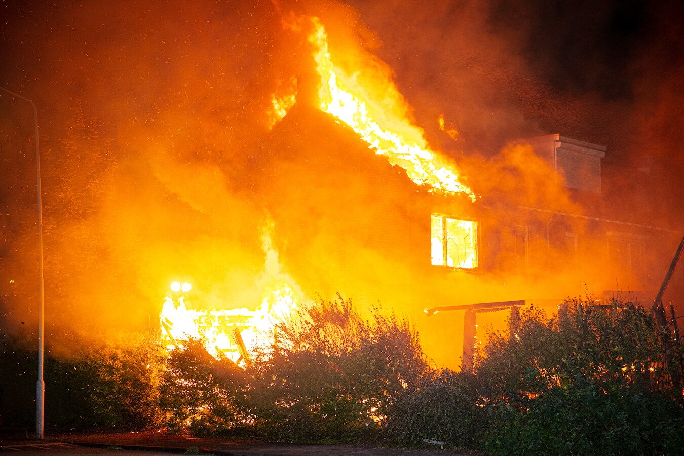 De woning ging volledig in vlammen op.