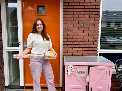 Mellanie verkoopt koekjes uit haar roze kastje in de voortuin: ‘Die met M&M’s is populair’