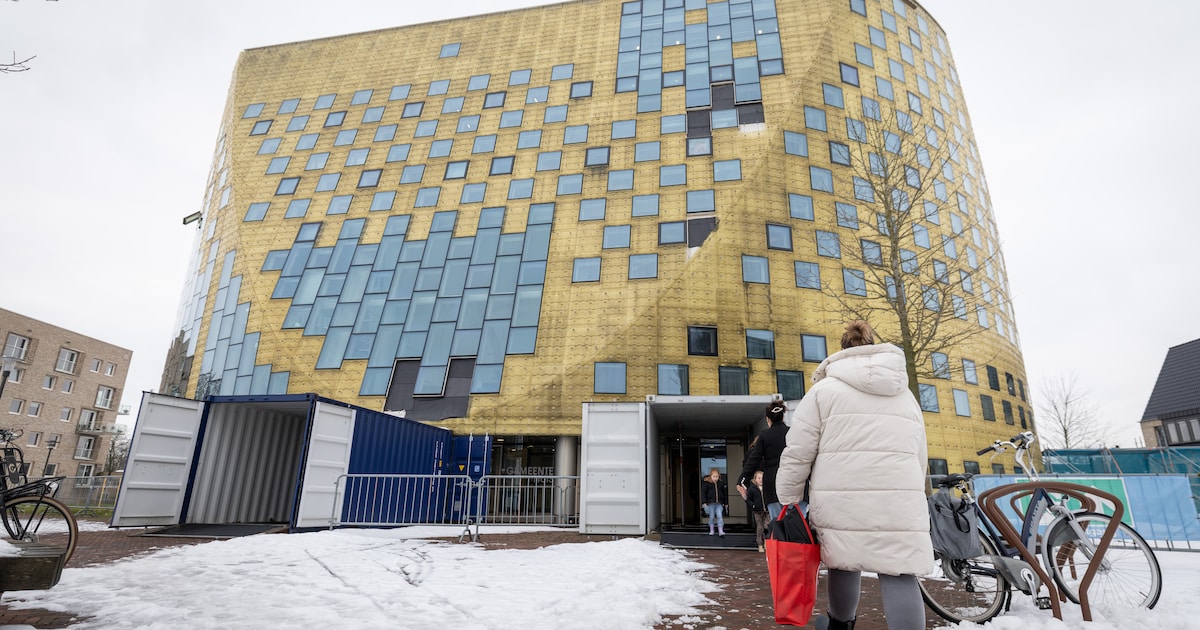 Er is best wat mis met het lekke gemeentehuis van Hardenberg (maar de boel wordt in elk geval opgefl