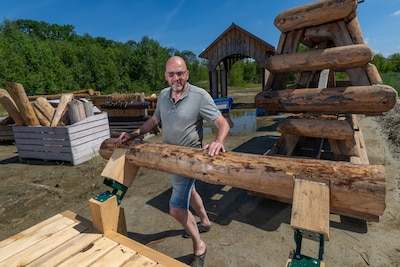 Gerard bouwt al veertig jaar hindernissen voor paarden, maar dit jaar gaat het moeizamer