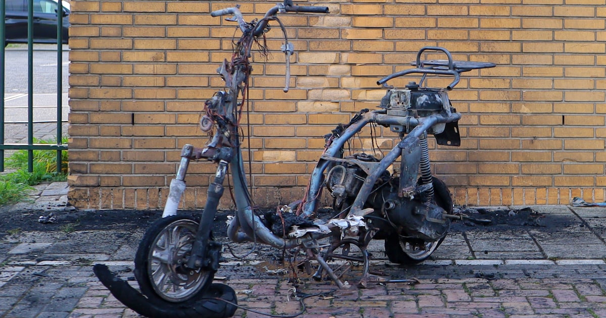Scooter brandt volledig uit op Elektronstraat in Amsterdam