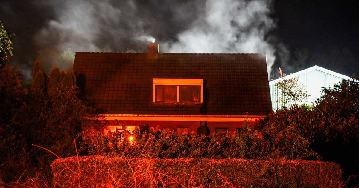 Forse woningbrand in Klazienaveen, bewoner ademt rook in
