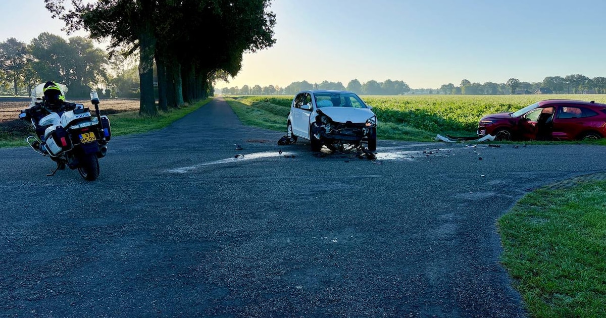Forse schade aan twee auto’s door botsing op kruising bij Radewijk