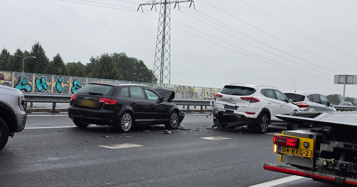 Meerdere auto’s botsen op elkaar op A32 bij Meppel, snelweg weer open
