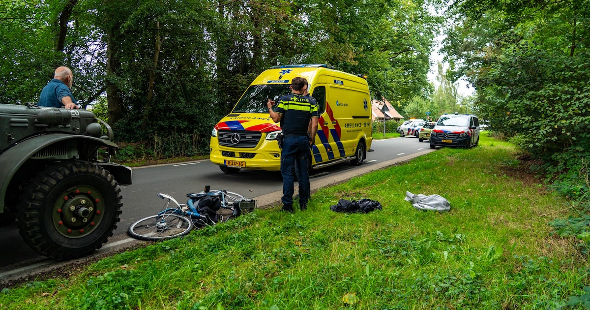 Fietser gewond bij botsing met oud legervoertuig in Ermelo