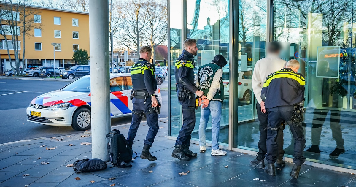 Drie aanhoudingen op stationsplein in Emmen