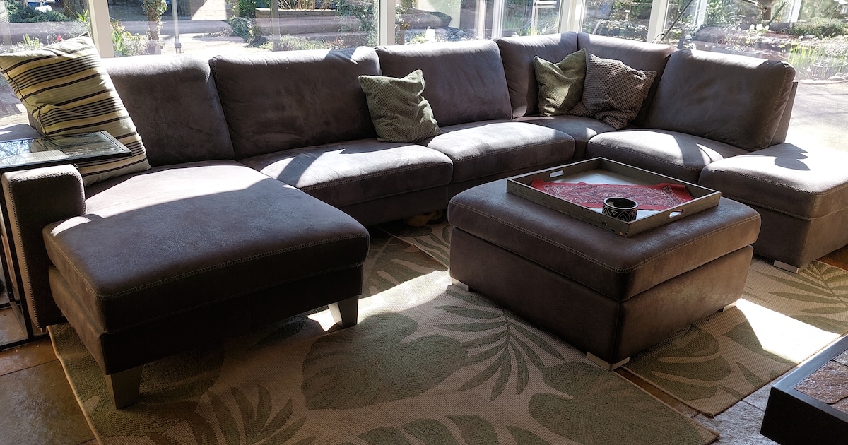 Wij hebben een aantal jaar genoten van onze hoekbank, maar doen ’m nu weg: wie maken we hier blij me