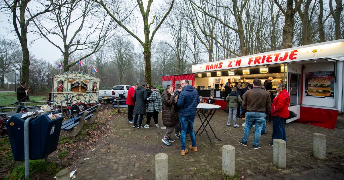 Na 23 jaar nemen frieticonen Hans en Evita afscheid van Apeldoorn: ‘Gratis frikandellen, kroketten e