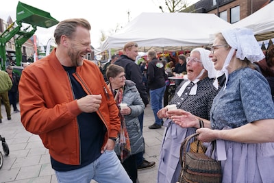 538-dj Tim Klijn geniet van de Boerenmaandag in ‘zijn’ Nijkerk: ‘Supergezellig’