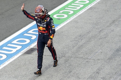 Max Verstappen eindigt eerste training na bizar moment in de grindbak, McLaren klasse apart