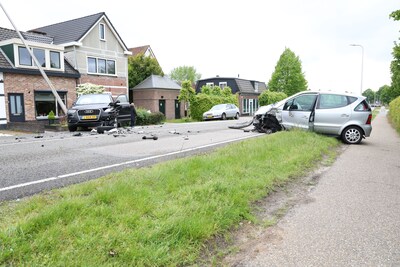Twee auto’s knallen op elkaar in Nijverdal: slachtoffers naar het ziekenhuis