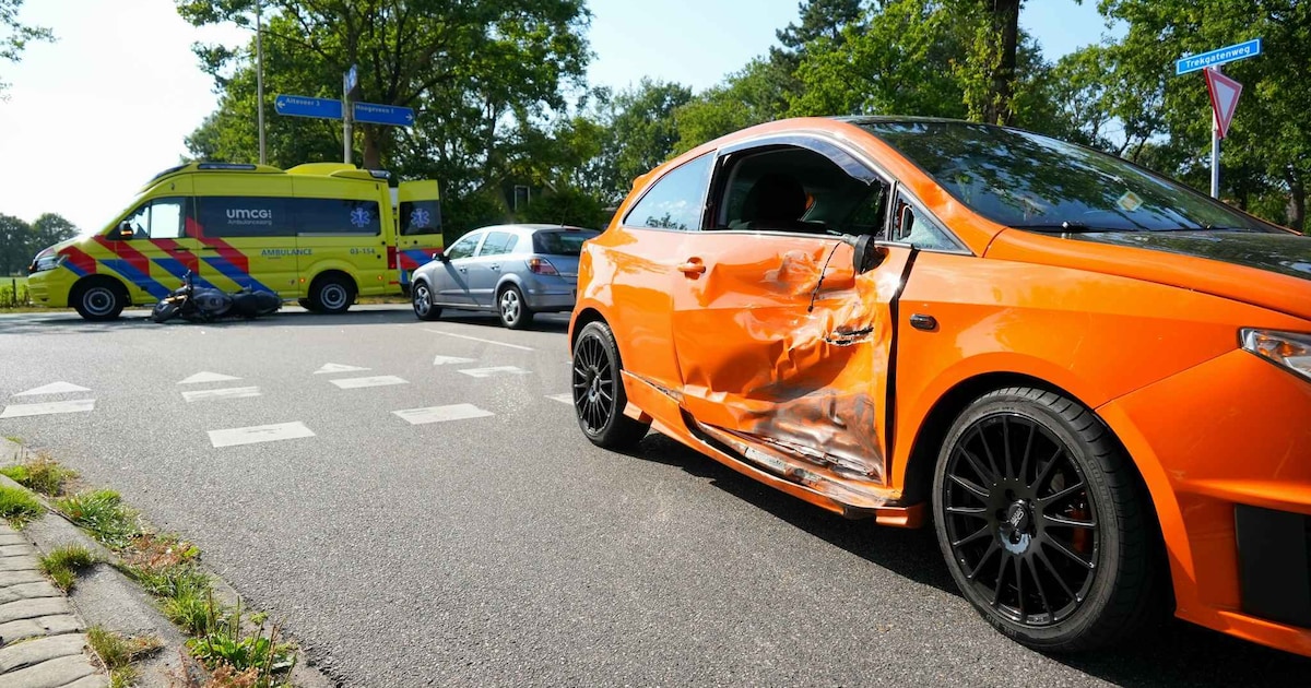 Motorrijder gewond na botsing met auto op Trekgatenweg in Hoogeveen