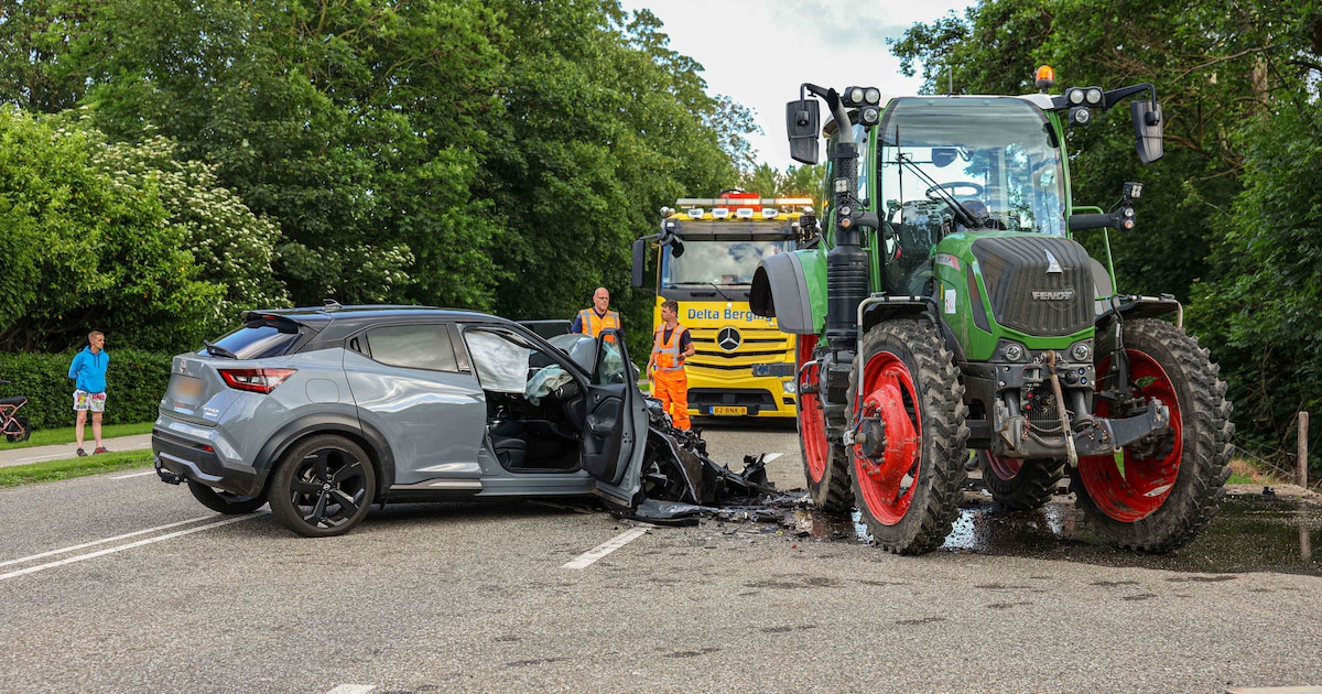 Twee lichtgewonden bij botsing tussen auto en trekker bij Rutten
