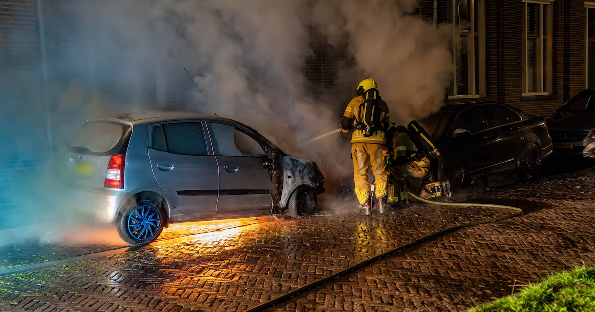 Twee auto's in brand in de Smyrnastraat in Deventer