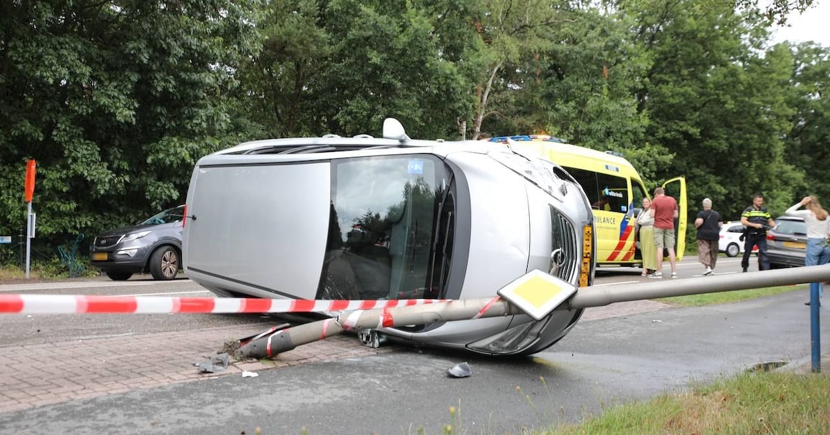 Stevige botsing in Beekbergen: auto rijdt lantaarnpaal uit de grond en belandt op z’n kant.