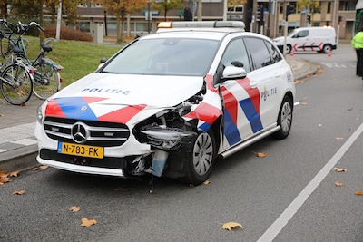 Politiewagen botst onderweg naar reanimatie met auto in Apeldoorn