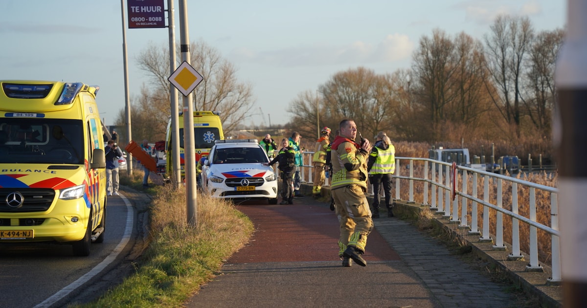 Duikteam haalt persoon uit water bij IJsselmuiden
