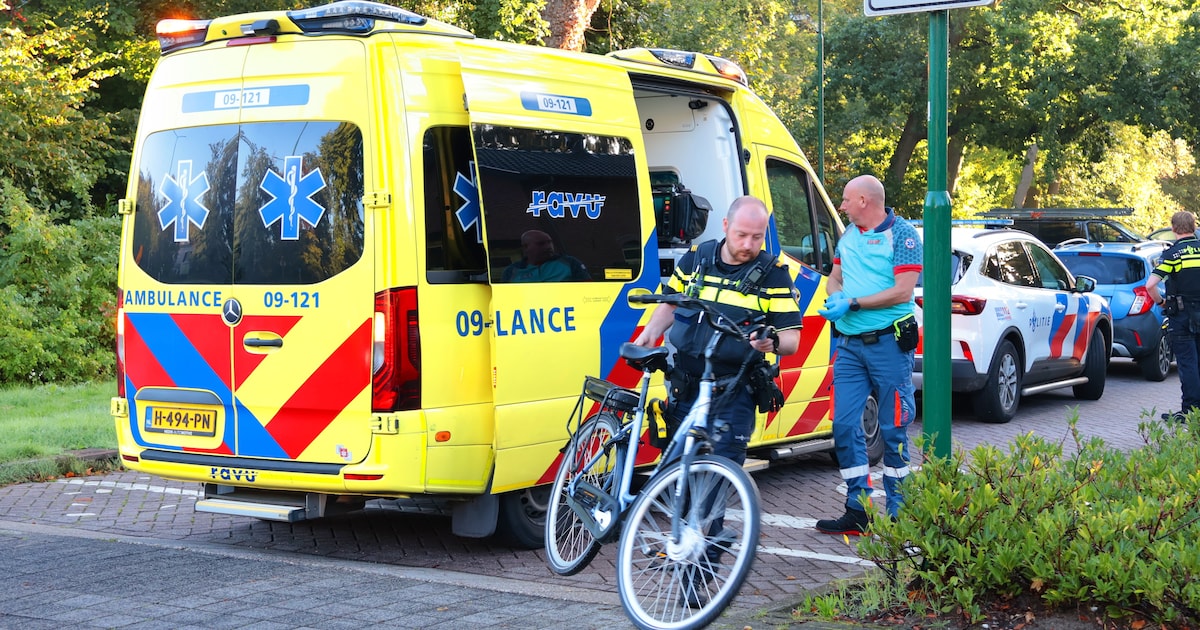 Fietser naar ziekenhuis na botsing met auto in Soest
