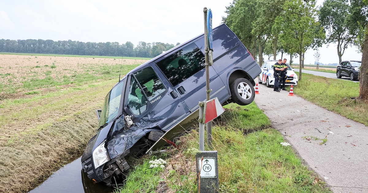 Bus raakt van de weg en eindigt in de sloot in Rutten