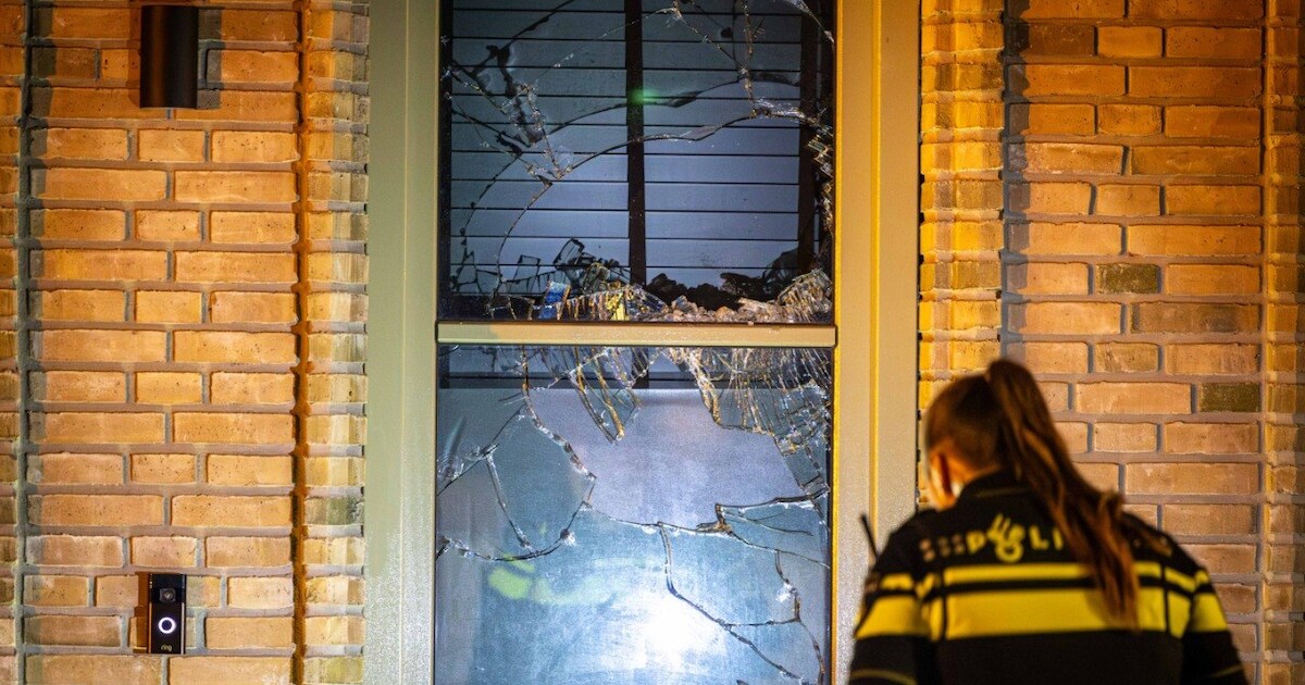 Ruit van woning sneuvelt: politie zet straat af na explosie in Almere ...