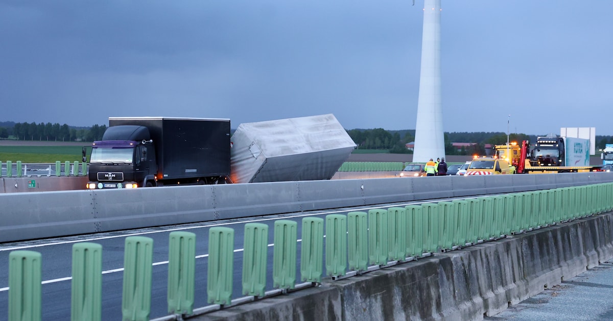 Aanhanger van vrachtwagen waait om op Ketelbrug, A6 dicht