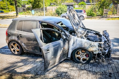 Auto brandt uit op Zuidlaarderbrink in Emmen