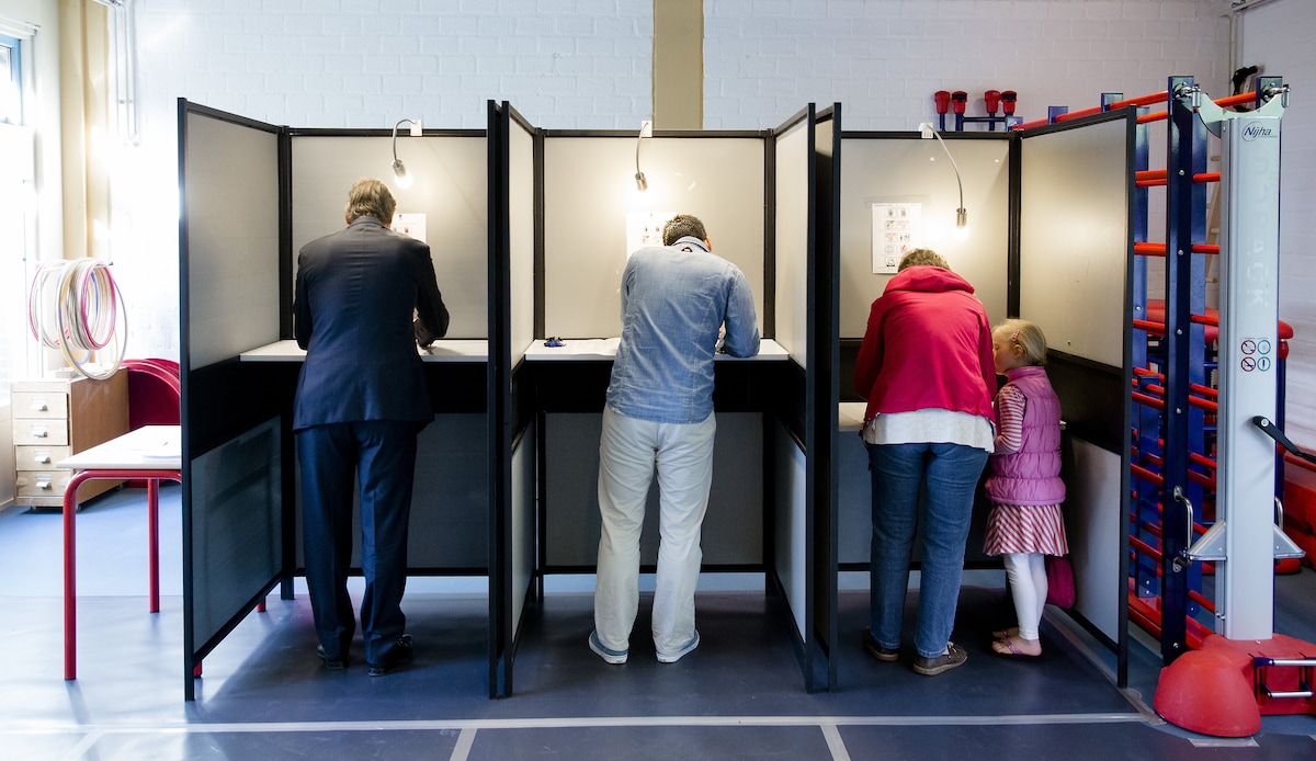 Mensen stemmen voor verkiezingen in Nederland.