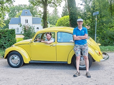 Vader Bert en zoon David klusten 11 jaar aan een gele Kever: ‘Ik vind ze nog leuk als ik een skelet 