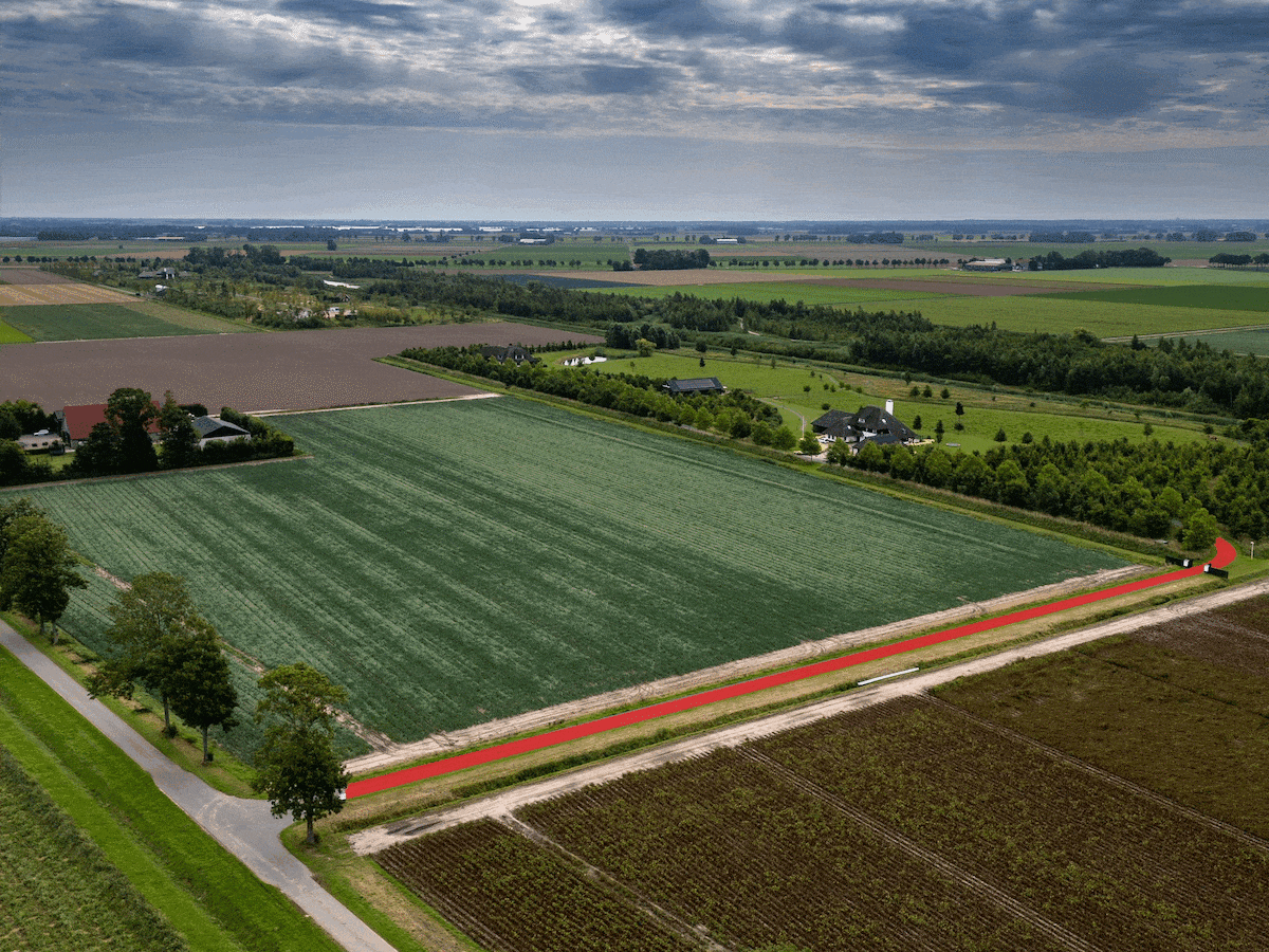 Zicht op de aangrenzende villawijk vanaf het erf